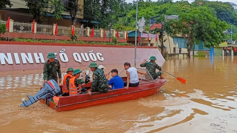 Ban Chỉ huy Phòng thủ khu vực 4 đưa người dân và tài sản ra khỏi khu vực lũ tại nhiều xã ở Con Cuông, Tương Dương, Mường Xén, Mỹ Lý, Nhôn Mai, tỉnh Nghệ An.