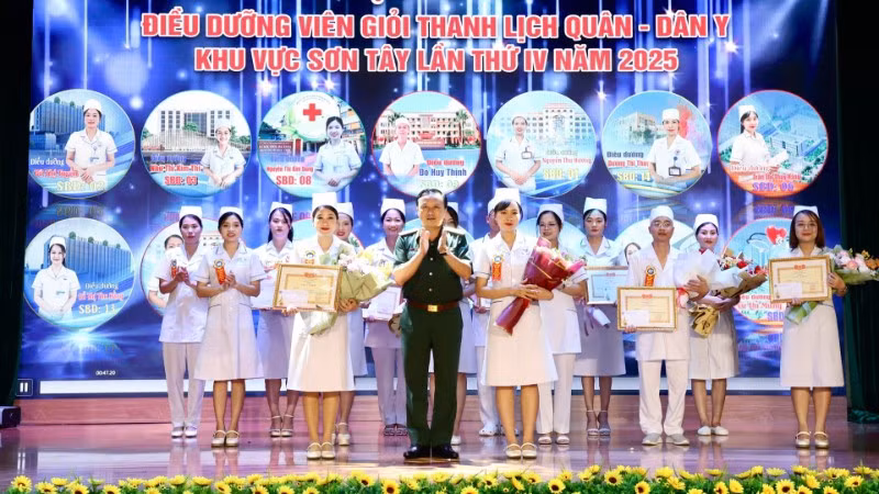 Thiếu tướng Phùng Ngọc Sơn Phó Chủ nhiệm, Tham mưu trưởng Tổng cục Hậu cần–Kỹ thuật trao thưởng cho đội đạt Giải Xuất sắc.