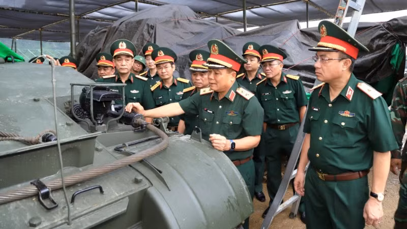 Trung tướng Trần Minh Đức kiểm tra tình trạng xe pháo.