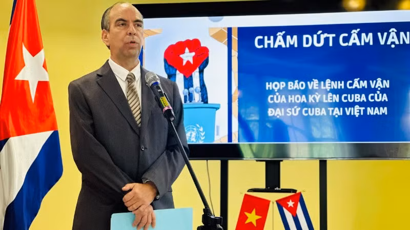 Ngài Rogelio Polanco Fuentes, Đại sứ Đặc mệnh toàn quyền Cộng hòa Cuba tại Việt Nam, chủ trì buổi họp báo. (Ảnh: Đại sứ quán Cuba tại Việt Nam)