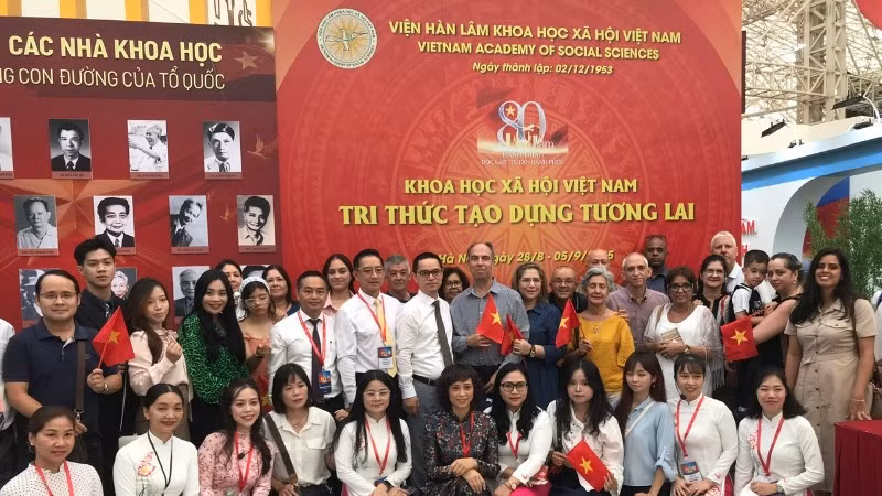 Đại sứ Cuba tại Việt Nam Rogelio Polanco Fuentes tham quan gian trưng bày của Viện Hàn lâm Khoa học xã hội Việt Nam tại Triển lãm 80 năm thành tựu đất nước. (Ảnh: KHẮC KIÊN)
