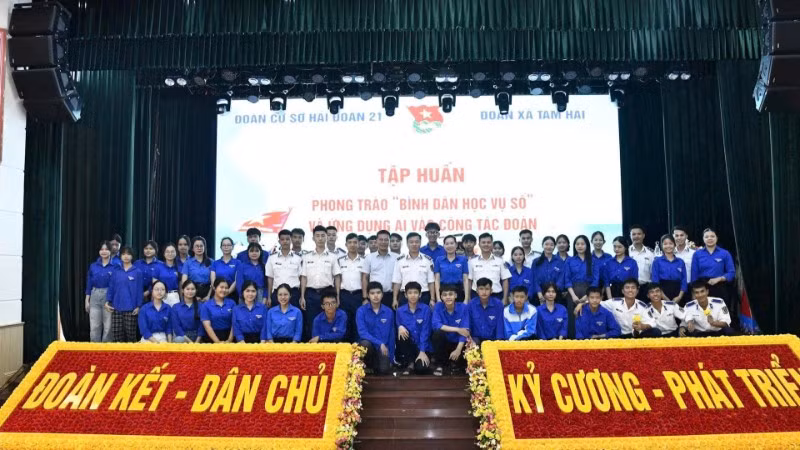 Cán bộ, chiến sĩ Bộ Tư lệnh Vùng Cảnh sát biển 2 tích cực tham gia phong trào Bình dân học vụ số.
