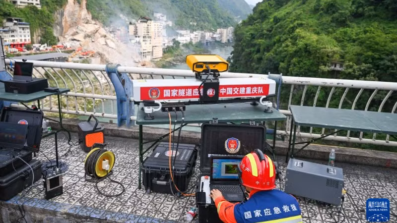 Nhân viên đang dùng thiết bị chuyên dụng kiểm tra tính ổn định của núi. (Ảnh: Tân Hoa xã)