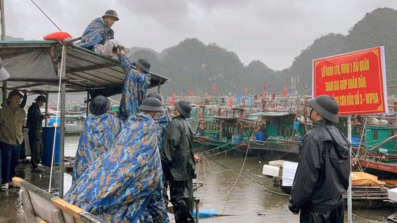 Cán bộ, chiến sĩ Lữ đoàn 170 tiến hành gia cố, chằng buộc mái tôn.