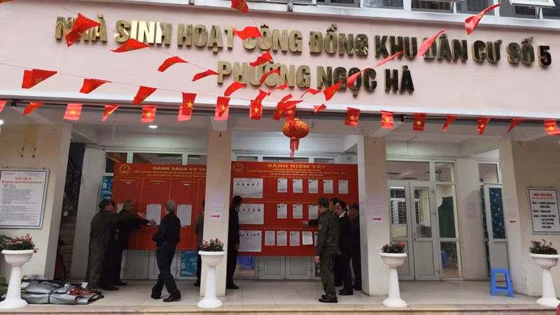 Cựu chiến binh phường Ngọc Hà (Hà Nội) kiểm tra việc niêm yết danh sách ứng cử viên, sẵn sàng cho ngày bầu cử.