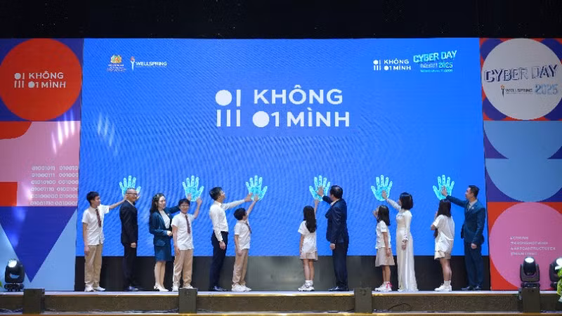 Các đại biểu và các em học sinh kích hoạt hưởng ứng chiến dịch "Không 1 mình". (Ảnh: KHẮC KIÊN)