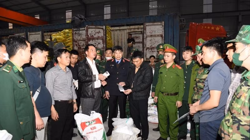 Ban chuyên án và tang vật thu giữ.