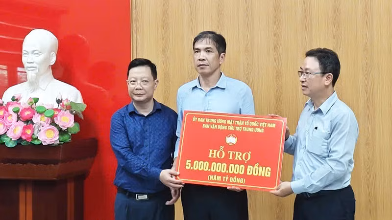 Đại diện Ủy ban Trung ương Mặt trận Tổ quốc Việt Nam trao kinh phí hỗ trợ tỉnh Lai Châu thông qua Ủy ban Mặt trận Tổ quốc tỉnh Lai Châu. (Ảnh: Ủy ban Trung ương Mặt trận Tổ quốc Việt Nam cung cấp)