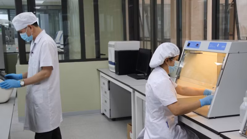 Cán bộ, kỹ thuật viên Khoa Xét nghiệm sinh học, Viện Pháp y Quân đội thực hiện quy trình giám định AND hài cốt liệt sĩ.