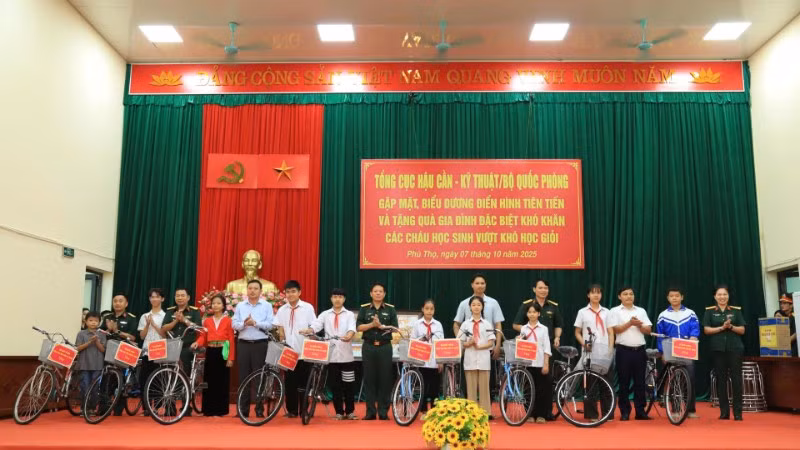 Đoàn công tác Tổng cục Hậu cần-Kỹ thuật và Cấp ủy, chính quyền địa phương tặng xe đạp cho học sinh vượt khó học giỏi.