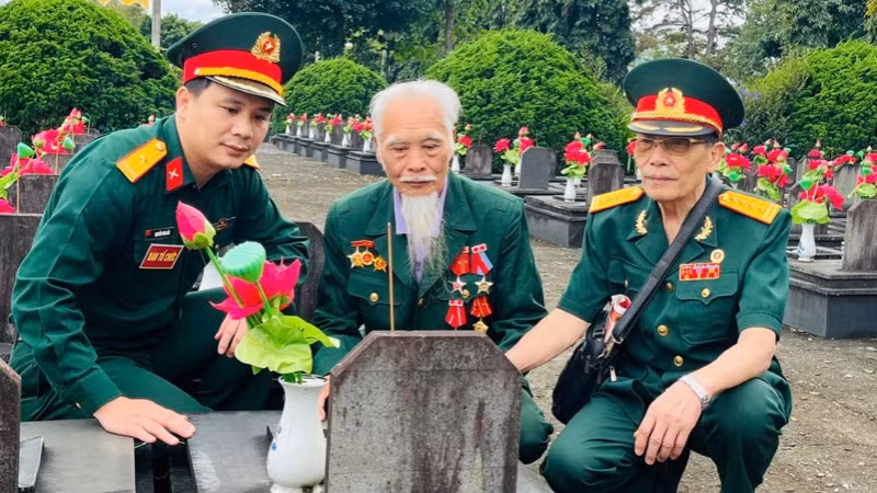 Các cựu chiến binh Sư đoàn 1 Anh hùng thắp hương tưởng nhớ đồng đội tại Nghĩa trang Liệt sĩ tỉnh Gia Lai.