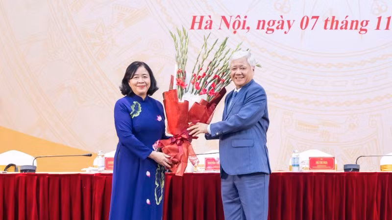 Đồng chí Đỗ Văn Chiến tặng hoa chúc mừng đồng chí Bùi Thị Minh Hoài. 