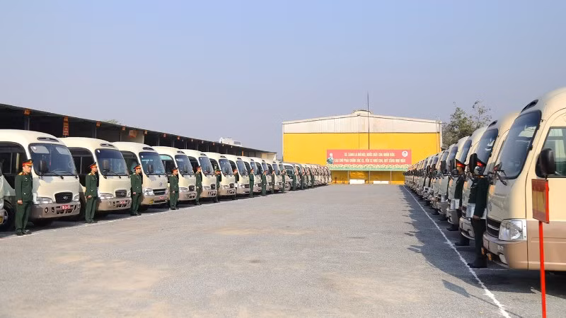 Đội hình xe ô-tô thực hiện nhiệm vụ đưa đón đại biểu dự Đại hội Đại biểu toàn quốc lần thứ XIV của Đảng.