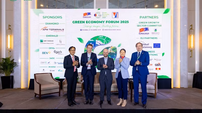 Chủ tịch EuroCham Việt Nam Bruno Jaspaert (ngoài cùng bên phải) và các đại biểu tham dự Diễn đàn Kinh tế Xanh 2025. (Ảnh: EuroCham)