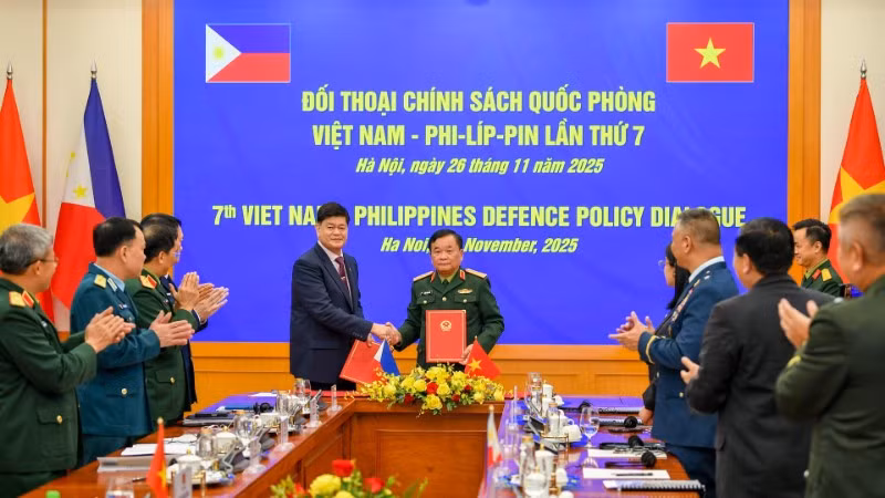 Thượng tướng Hoàng Xuân Chiến, Thứ trưởng Quốc phòng Việt Nam và Ngài Irineo C.Espino, Thứ trưởng Quốc phòng Philippines ký biên bản đối thoại.
