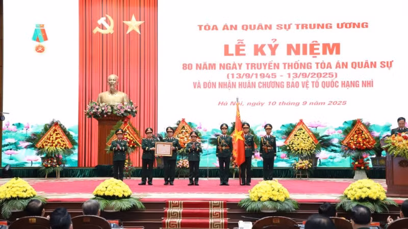 Thừa ủy quyền của Chủ tịch nước, Đại tướng Trịnh Văn Quyết đã trao Huân chương Bảo vệ Tổ quốc hạng Nhì tặng ngành Tòa án Quân sự.