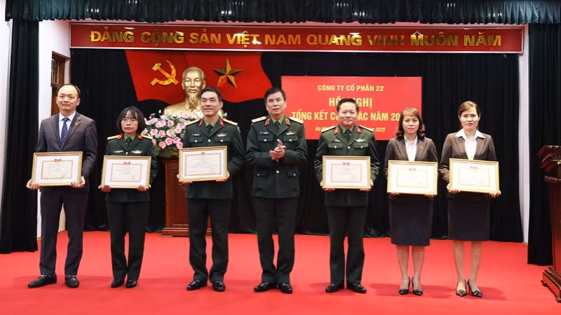 Trao Bằng khen của Tổng cục Hậu cần-Kỹ thuật cho các tập thể, cá nhân đạt thành tích xuất sắc trên các mặt công tác năm 2025.