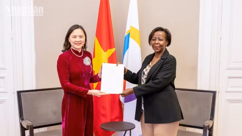Đại sứ Nguyễn Thị Vân Anh trình Thư Ủy nhiệm lên Tổng Thư ký Pháp ngữ Louise Mushikiwabo.