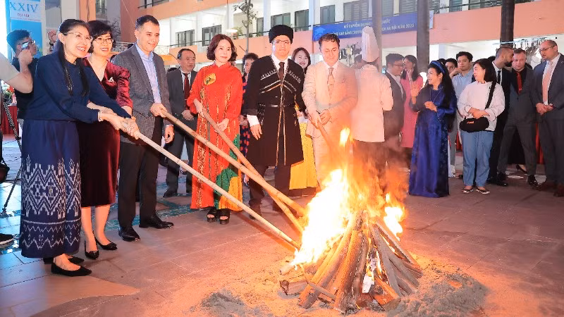 "Nghi thức thắp lửa Novruz" biểu tượng cho sự thanh tẩy, xua tan muộn phiền và xóa sạch tiêu cực. (Ảnh: KHẮC KIÊN)