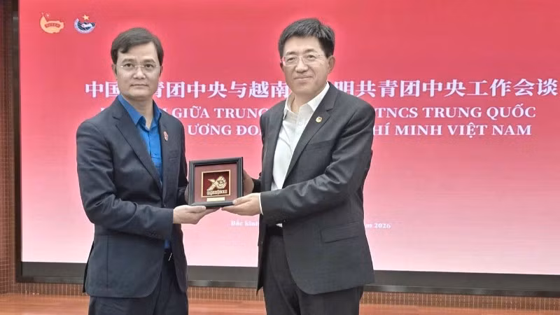 Đồng chí Bùi Quang Huy tặng đồng chí A Đông phù điêu biểu trưng Đại hội Đoàn toàn quốc lần thứ XIII.