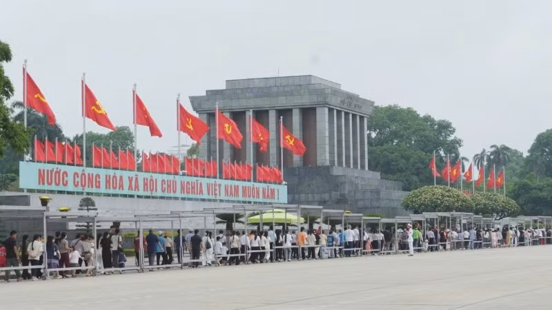 Dòng người đi trong thương nhớ vào Lăng viếng Chủ tịch Hồ Chí Minh.