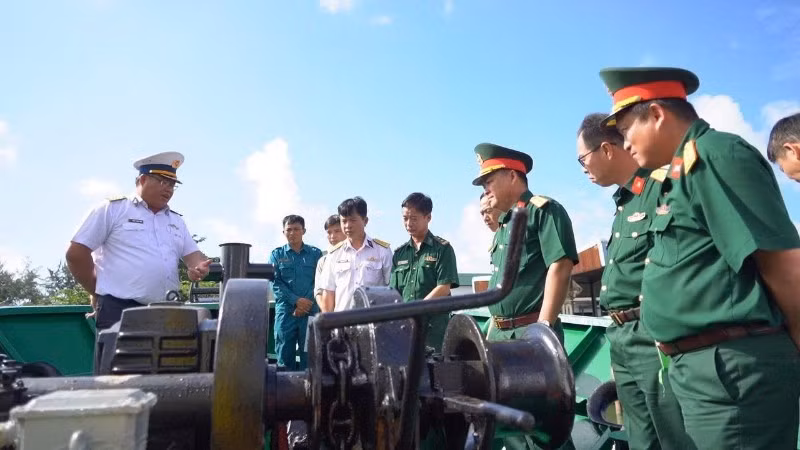 Đoàn công tác kiểm tra hệ thống tời neo và trang bị mặt boong trên tàu BV98291TS.