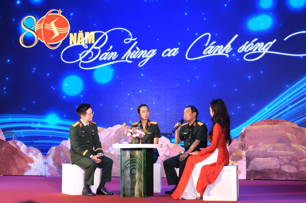 11-giao-luu-voi-cac-nhan-vat-trong-thoi-ky-moi.jpg