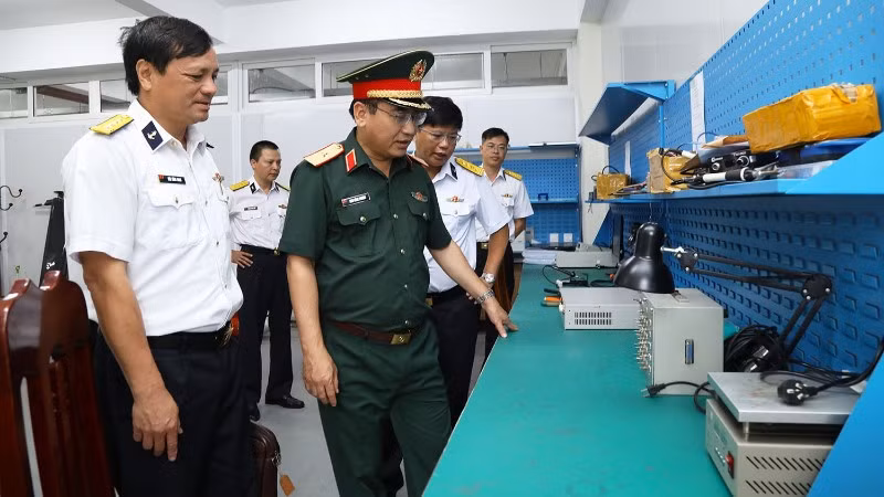 Đoàn công tác kiểm tra một số vật tư kỹ thuật tại Viện Kỹ thuật Hải quân.