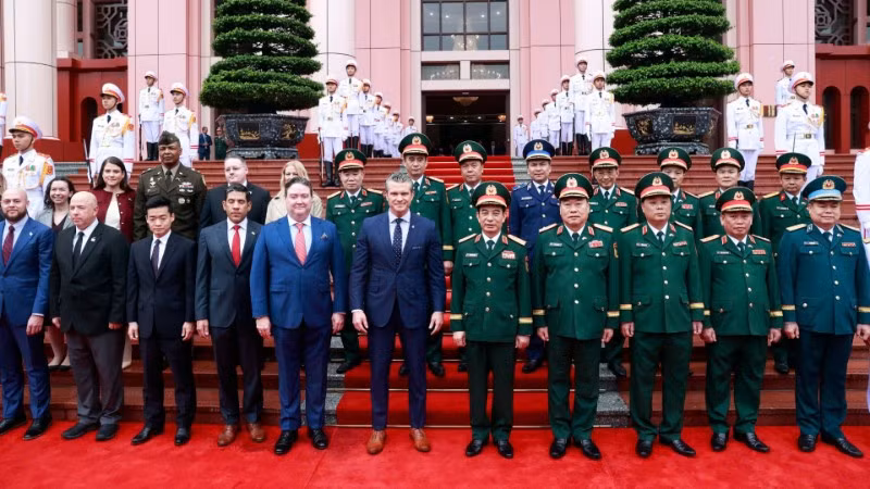 Bộ trưởng Phan Văn Giang và Bộ trưởng Pete Hegseth cùng các thành viên hai đoàn tại lễ đón.