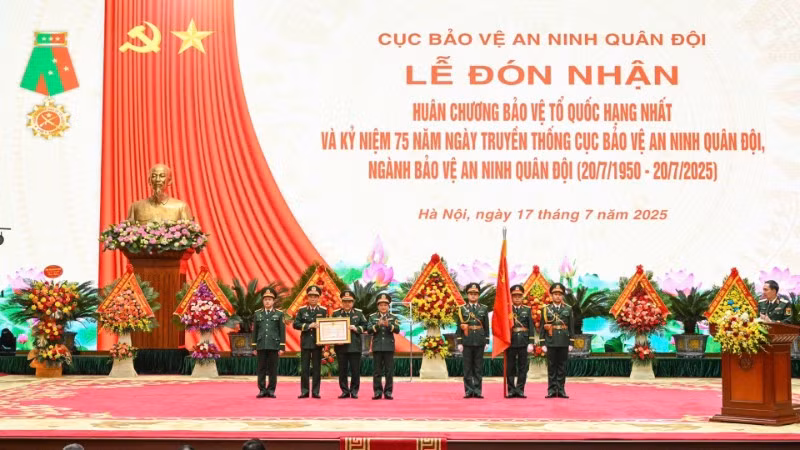  Thừa ủy quyền của Chủ tịch nước, Đại tướng Trịnh Văn Quyết trao Huân chương Bảo vệ Tổ quốc hạng Nhất tặng Cục Bảo vệ an ninh Quân đội. 
