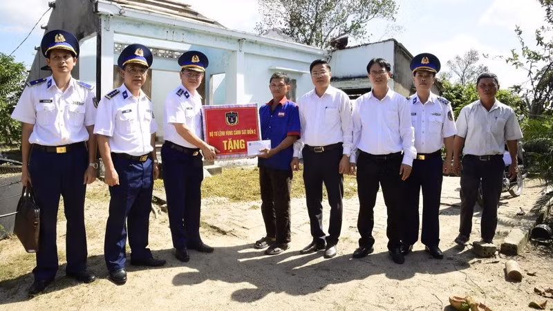 Bộ Tư lệnh Vùng Cảnh sát biển 2 tặng quà, động viên gia đình ông Mạc Tâm Dung, thôn An Hội, xã Bình Hiệp, tỉnh Gia Lai.