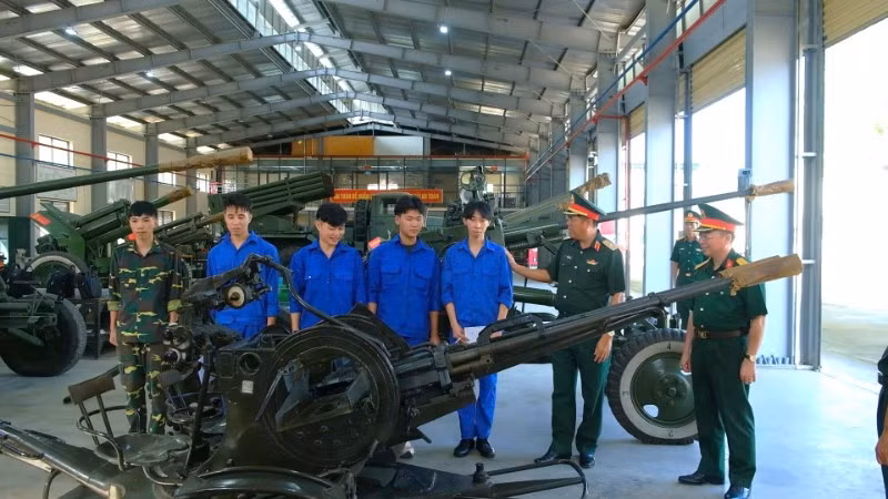 Thiếu tướng Huỳnh Tấn Hùng kiểm tra giờ huấn luyện thực hành của học viên Lào.