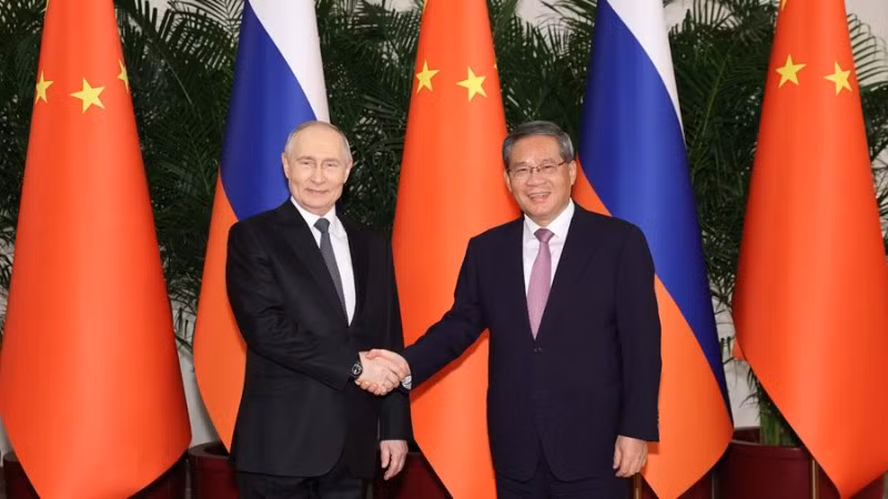 Thủ tướng Lý Cường và Tổng thống Putin. (Ảnh: Tân Hoa xã)