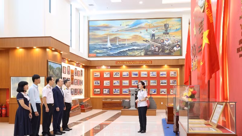 Các đại biểu tham quan phòng truyền thống Học viện Hải quân.