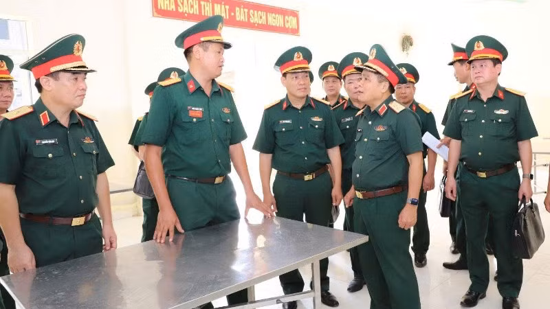 Đoàn công tác kiểm tra khu vực nhà ăn của Phân kho 79, Kho 671, Cục Xăng dầu.