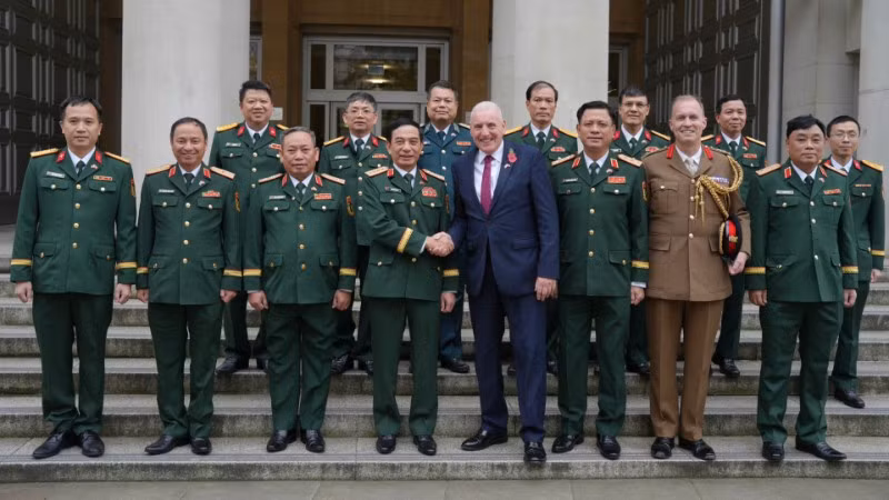 Đại tướng Phan Văn Giang và Quốc vụ khanh Quốc phòng Anh Vernon Coaker cùng các đại biểu.