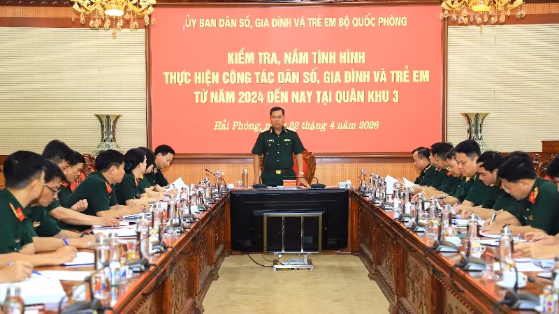 Thiếu tướng Huỳnh Tấn Hùng, Phó Chủ nhiệm Tổng cục Hậu cần-Kỹ thuật, Phó Chủ tịch Thường trực Ủy ban Dân số, Gia đình và Trẻ em Bộ Quốc phòng, kiểm tra, nắm tình hình tại Quân khu 3.