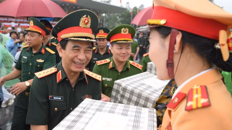 Bộ trưởng Quốc phòng Phan Văn Giang trao quà tặng lực lượng tham gia diễu binh diễu hành tại buổi tổng hợp luyện.