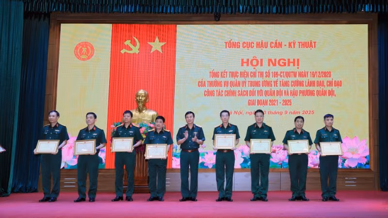 Thủ trưởng Tổng cục Hậu cần-Kỹ thuật trao các hình thức khen thưởng cho các tập thể đạt thành tích xuất sắc trong thực hiện công tác chính sách đối với quân đội và hậu phương quân đội giai đoạn 2021-2025.