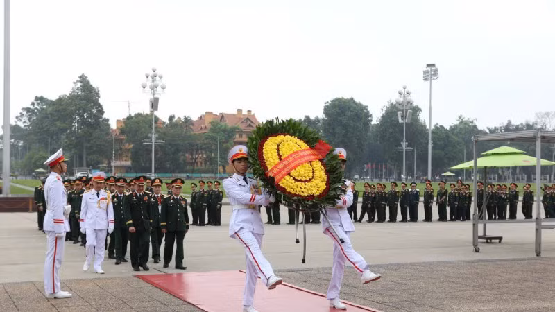 Đoàn đại biểu dự Đại hội đại biểu toàn quốc Hội Cựu chiến binh Việt Nam lần thứ VIII vào Lăng viếng Chủ tịch Hồ Chí Minh.