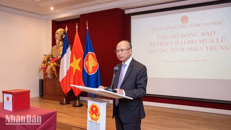 Mỗi tấm lòng, mỗi sự sẻ chia đều vô cùng trân quý, giúp đồng bào vùng lũ có niềm tin, động lực và điều kiện để đứng dậy sau đợt thiên tai. (Ảnh: KHẢI HOÀN)