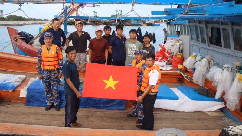 Cán bộ, chiến sĩ chằng néo phương tiện, di chuyển người và tài sản đến nơi an toàn tại các đảo.