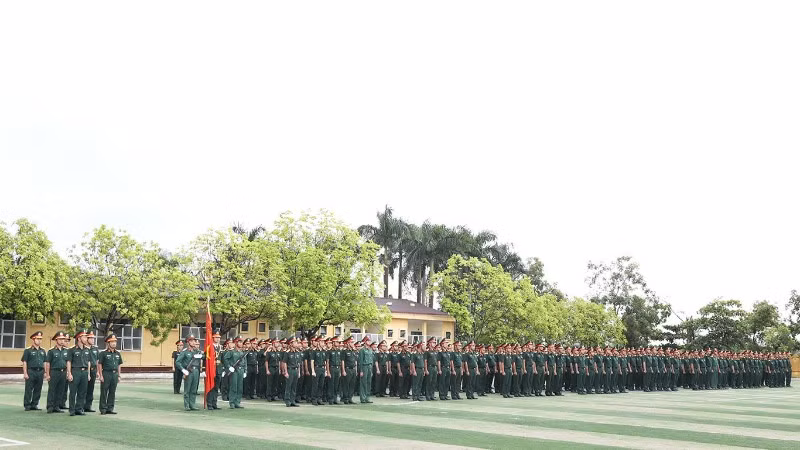 Lữ đoàn 649, Cục Xe máy-Vận tải. Tổng cục Hậu cần-Kỹ thuật thực hiện nội dung thi chào cờ.