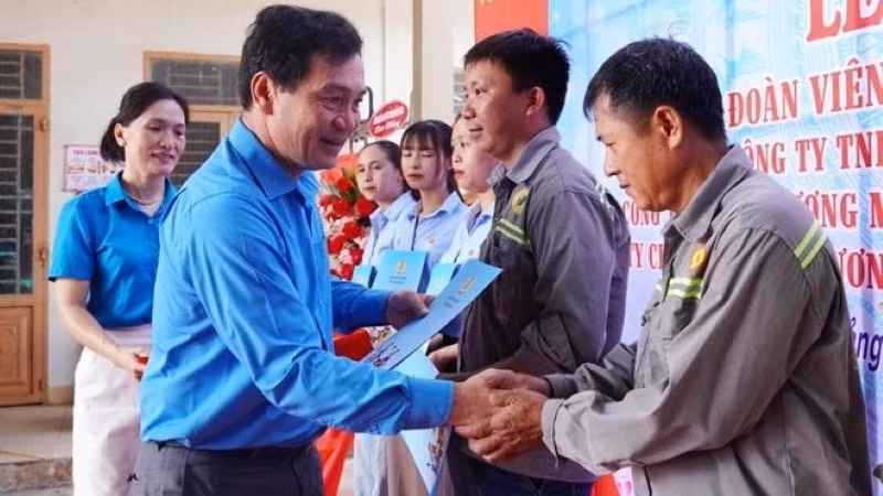 Liên đoàn Lao động tỉnh Quảng Ngãi trao quyết định công nhận đoàn viên.