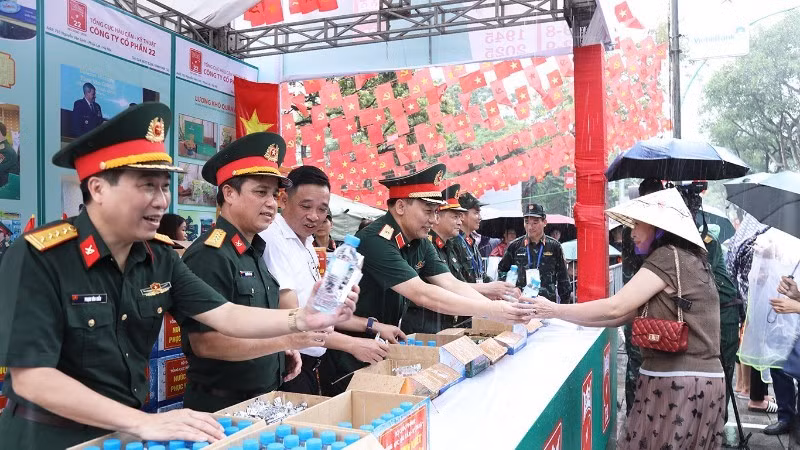 Thiếu tướng Nguyễn Trọng Thiện, Phó Chủ nhiệm Tổng cục Hậu cần-Kỹ thuật phát lương khô, nước uống do Công ty Cổ phần 22 sản xuất cho bà con tại Vườn hoa Lý Tự Trọng.
