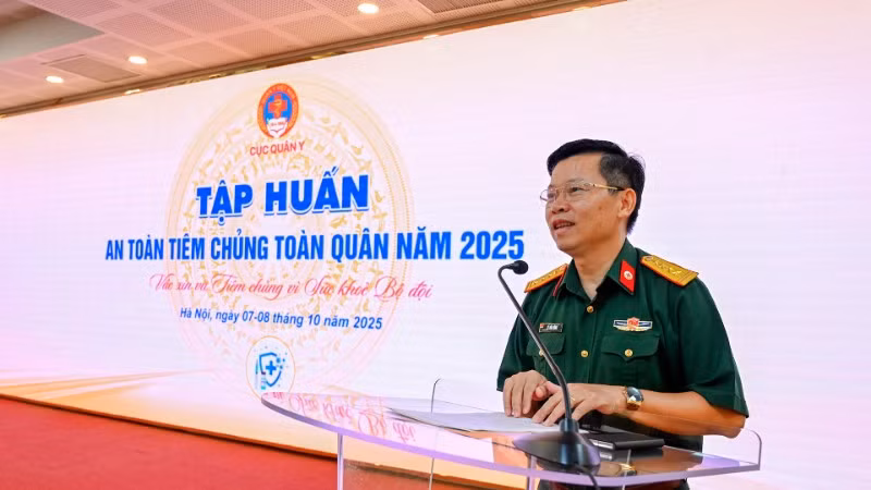 Đại tá, Phó Giáo sư, Tiến sĩ Lê Văn Đông, Phó cục trưởng Cục Quân y (Tổng cục Hậu cần-Kỹ thuật) phát biểu chỉ đạo tập huấn.