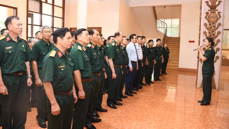 Đoàn đại biểu Hội Cựu chiến binh Việt Nam tham quan Bảo tàng Quân đoàn 34.