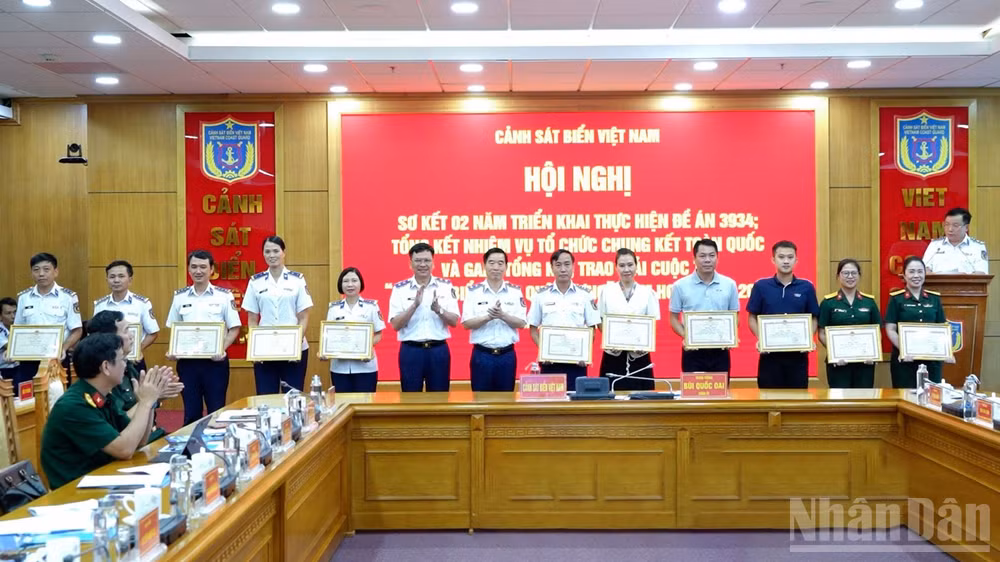 Thủ trưởng Cảnh sát biển Việt Nam khen thưởng các tập thể có thành tích xuất sắc trong tham mưu, phối hợp, tổ chức Chung kết toàn quốc và Gala tổng kết, trao giải Cuộc thi “Em yêu biển, đảo quê hương” năm học 2025-2026. (Ảnh: ĐỨC TĨNH)