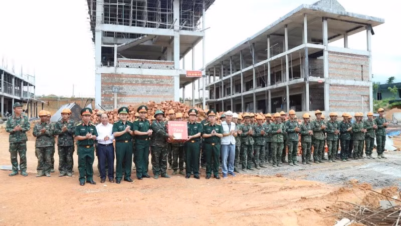 Đoàn công tác Quân khu 5 thăm, tặng quà lực lượng vũ trang tỉnh Quảng Ngãi tham gia xây dựng trường phổ thông nội trú liên cấp Mô Rai.