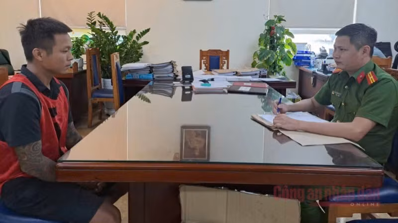 Đối tượng Ngô Quang Vỹ tại cơ quan công an. (Ảnh: Báo Công an)